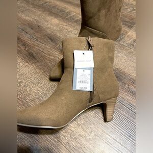 Size 6 1/2 universal thread memory foam NWT